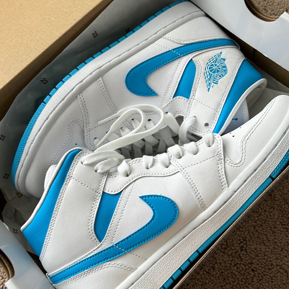 Women’s Air Jordan 1 Mid ‘UNC’
